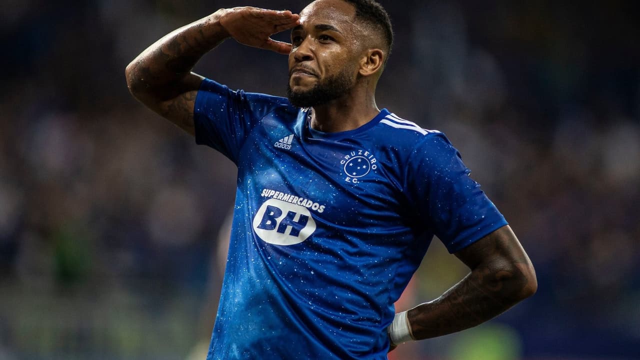 Diniz escala time misto do Cruzeiro para confronto contra o Athletico-PR