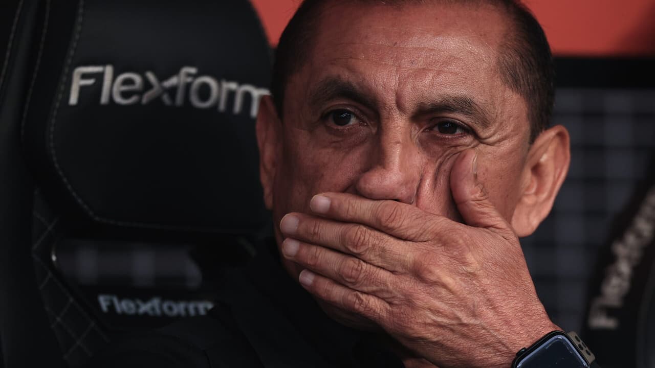 Torcedores corintianos questionam ausência de meia em partida importante.