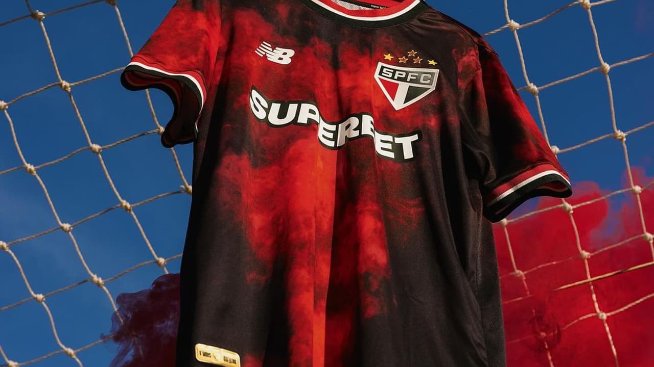 São Paulo apresenta novo uniforme em partida contra o Vasco