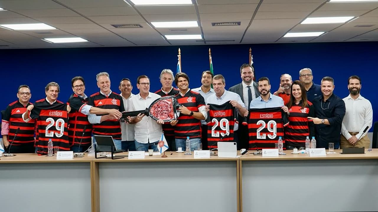 Flamengo firma termo de posse de terreno para novo estádio no Gasômetro.