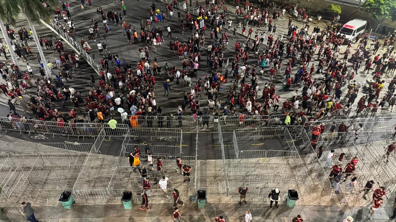 Stjd denuncia Flamengo e Fluminense por briga entre torcedores no estádio.
