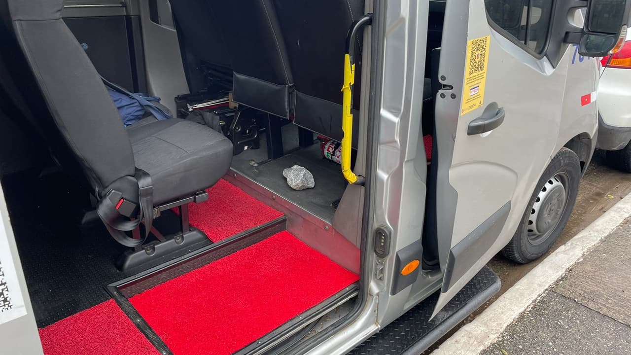 Torcedores do Flamengo têm ônibus apedrejado na chegada à Neo Química Arena.