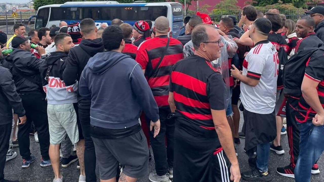 Corinthians X Flamengo: clima de tensão pré-jogo no futebol brasileiro.