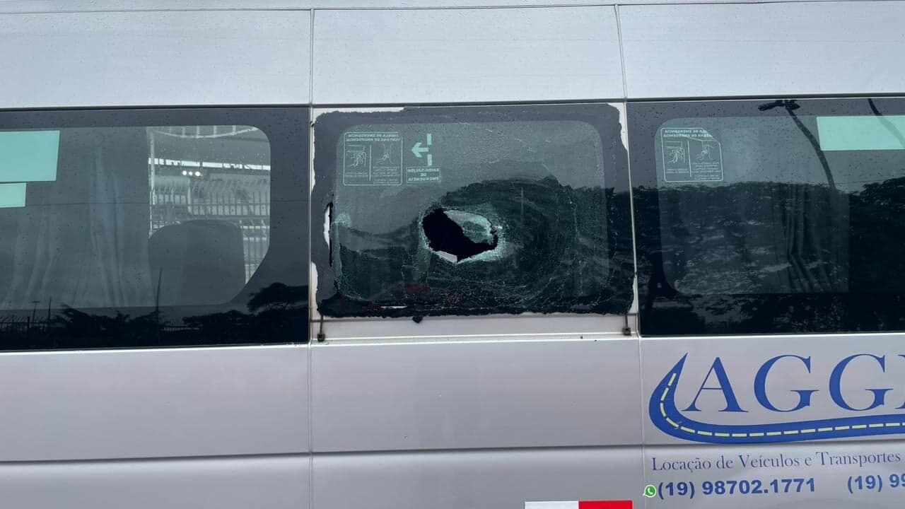 Torcedores do Flamengo são alvo de apedrejamento ao chegarem à Neo Química Arena.