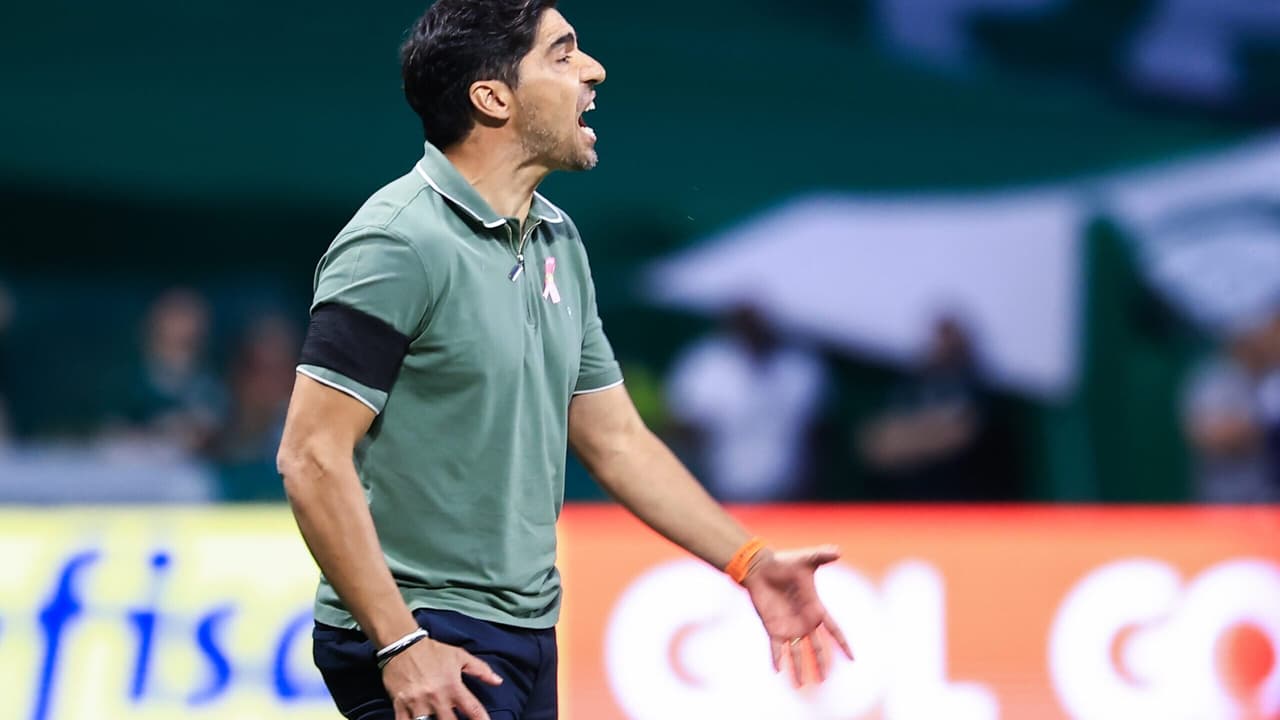 Abel Ferreira critica comportamento da torcida do Palmeiras no Allianz Parque.