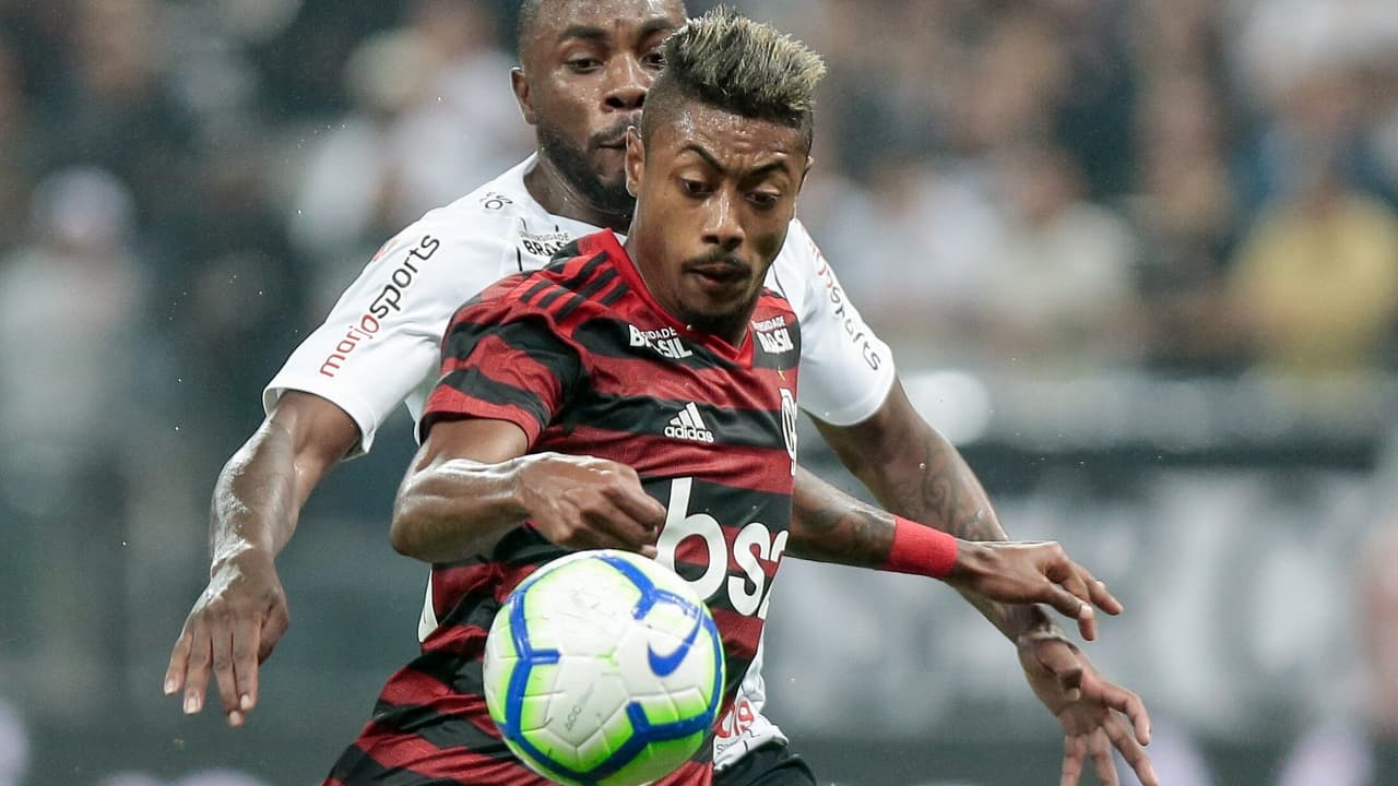 Maior artilheiro de Flamengo x Corinthians, Bruno Henrique pode ser titular.