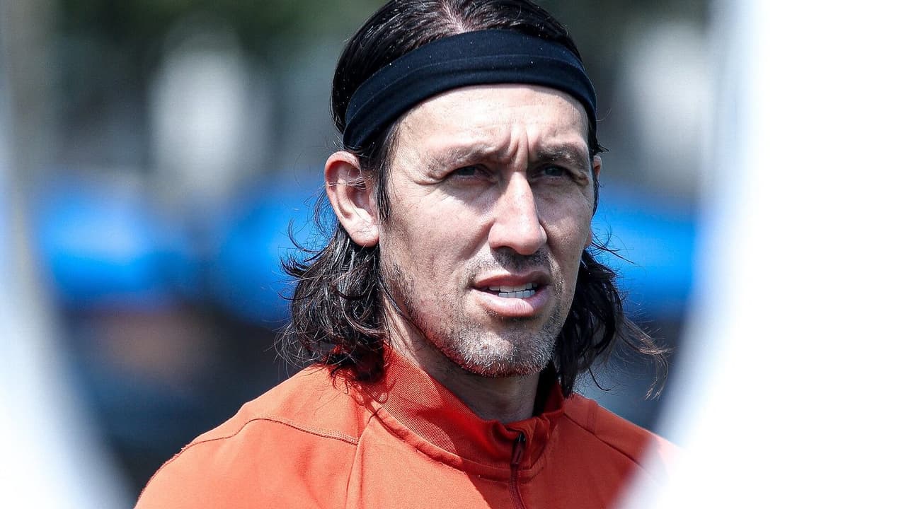 Lesão de Cássio preocupa Cruzeiro durante treino de futebol.