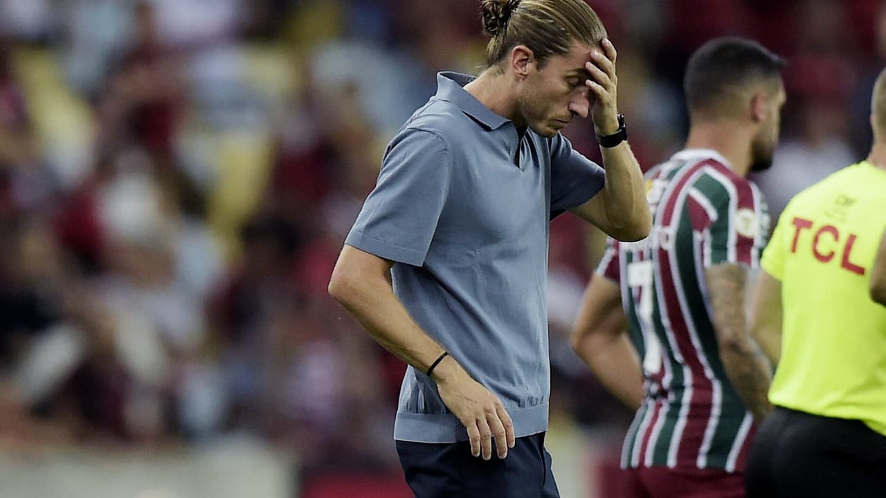 Exibição decepcionante de Alcaraz gera perplexidade em Filipe Luís no futebol.