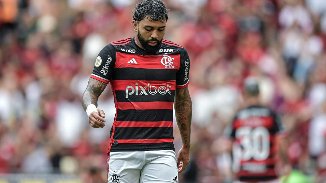 Torcedores do Flamengo criticam Gabigol por gols anulados em demasia.