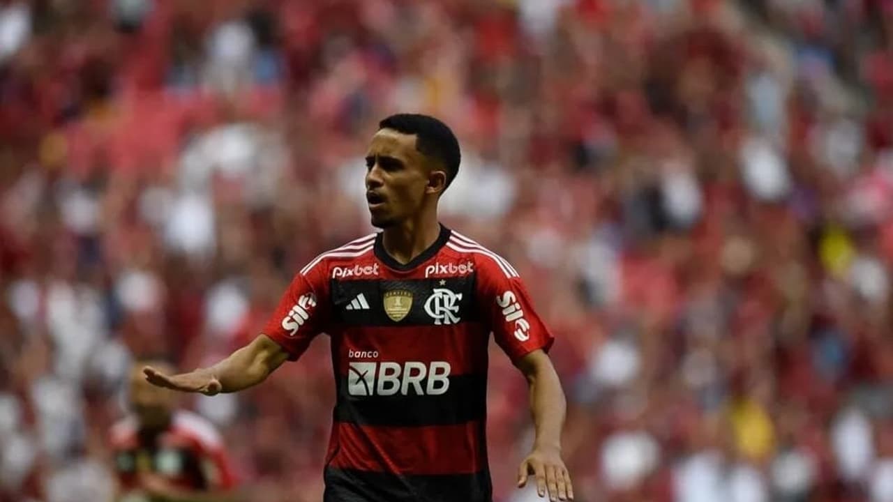 Jogador do Flamengo, Matheus Gonçalves, flagrado com amante em motel.