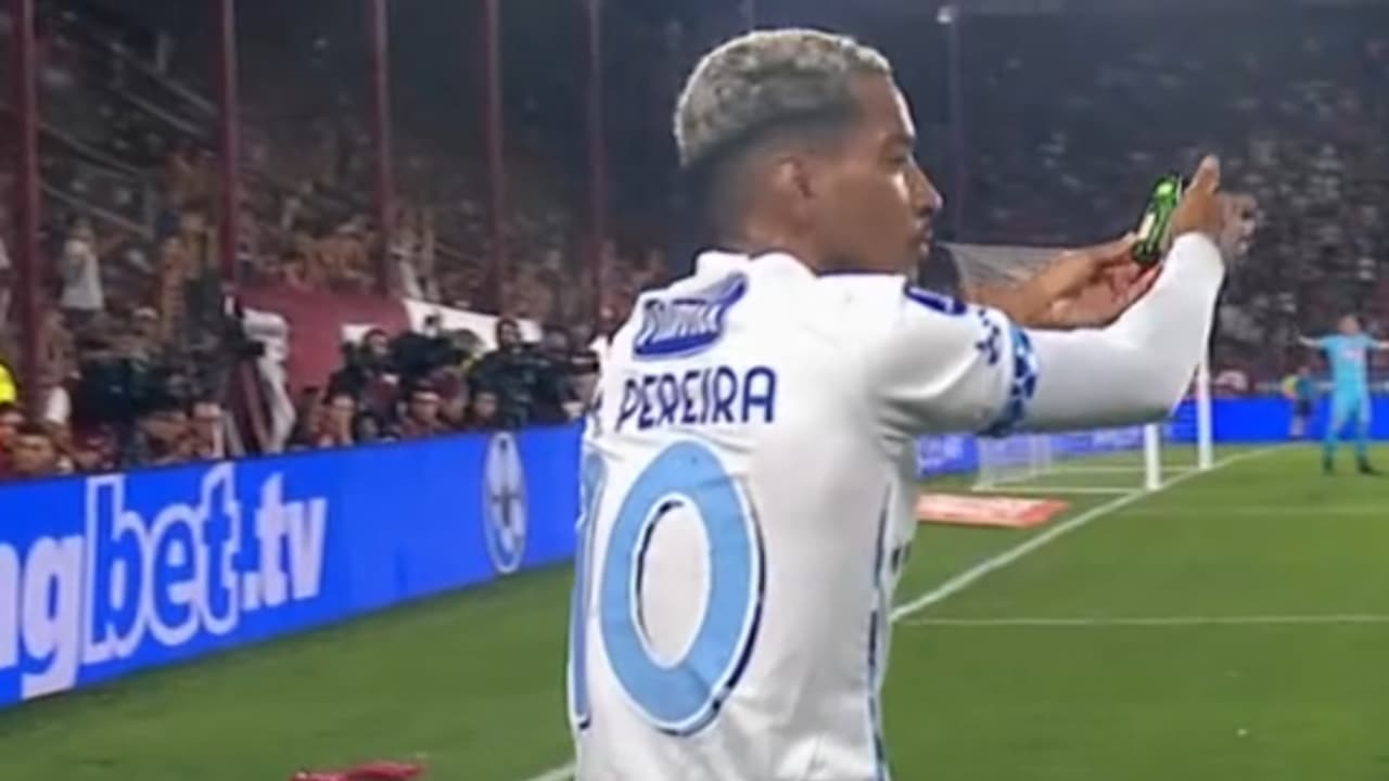 Torcedores do Lanús atacam Matheus Pereira, do Cruzeiro, com garrafa de vidro.