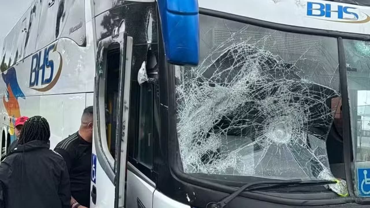 Torcedores corinthianos são liberados após incidente com flamenguistas no estádio.
