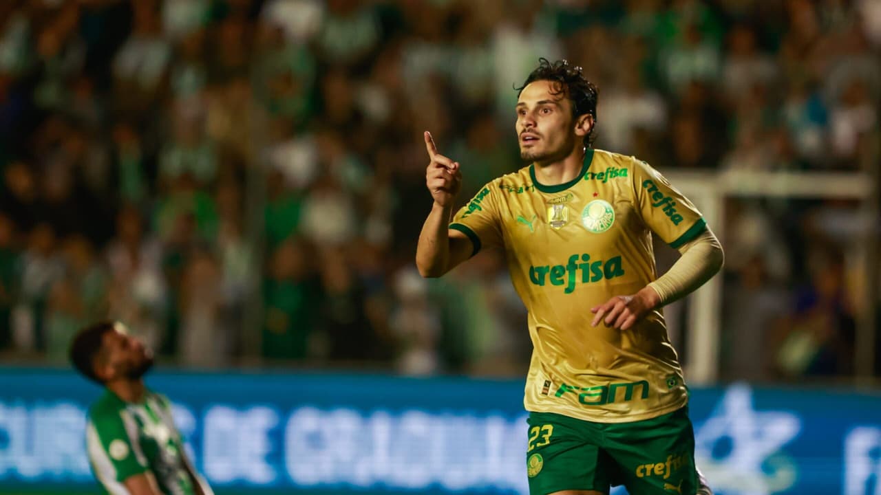 Raphael Veiga brilha com hat-trick e Palmeiras se aproxima do Botafogo.