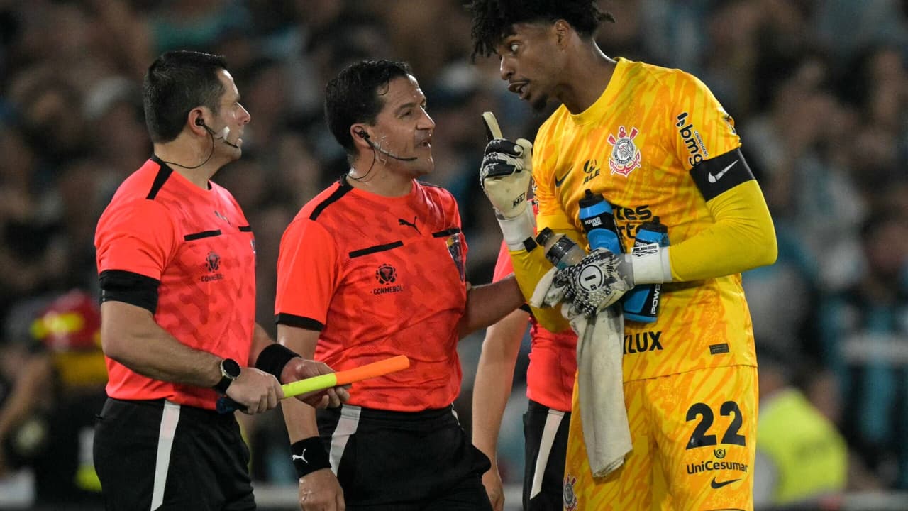 Hugo Souza critica arbitragem em eliminação do Corinthians na Sul-Americana