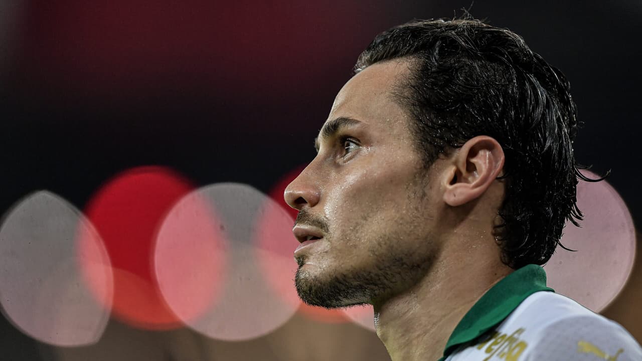 Raphael Veiga aponta falhas táticas do Palmeiras na derrota para o rival.