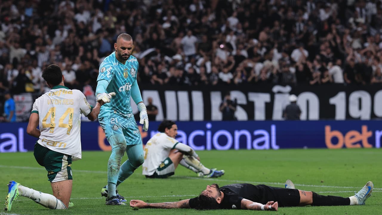 Torcedores palmeirenses criticam Weverton após falha decisiva na partida.