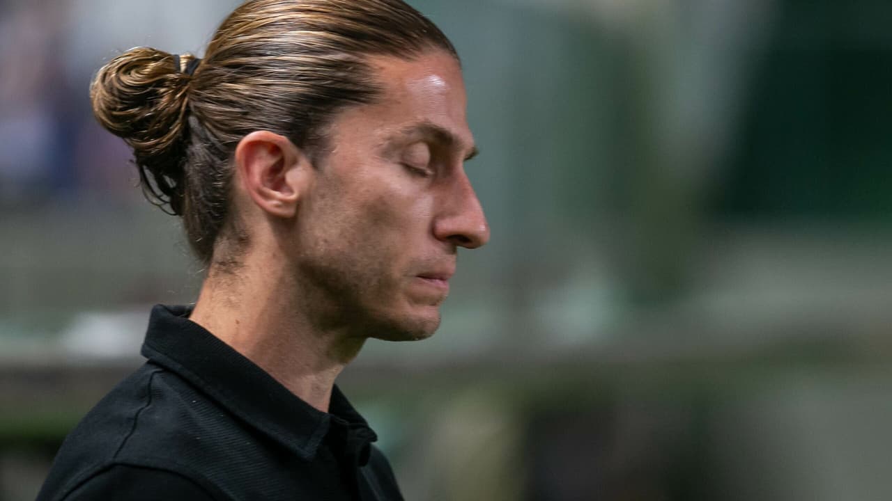 Torcedores do Flamengo se irritam com jogador durante partida contra o Cruzeiro