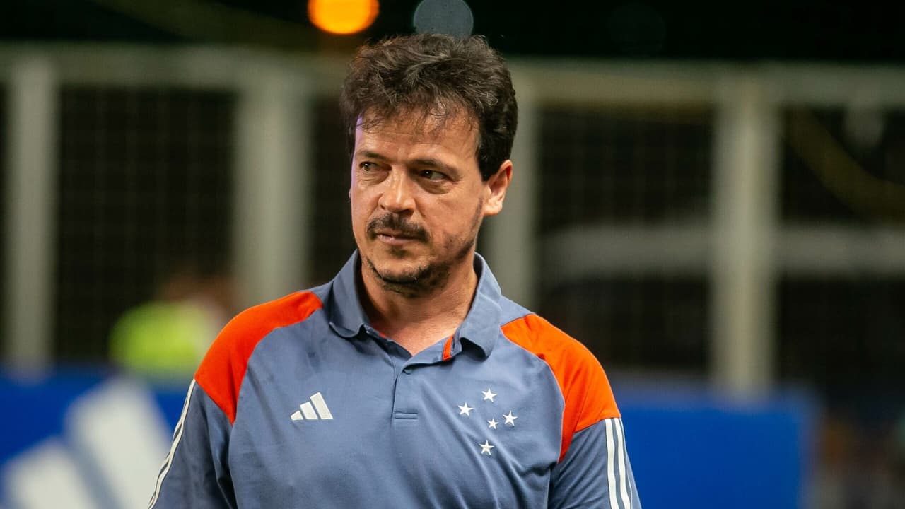 Diniz explica troca de Matheus Pereira em jogo entre Cruzeiro e Flamengo.