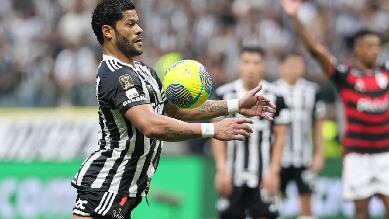 Web elogia postura de líder de Hulk após título do Flamengo no Brasileirão.