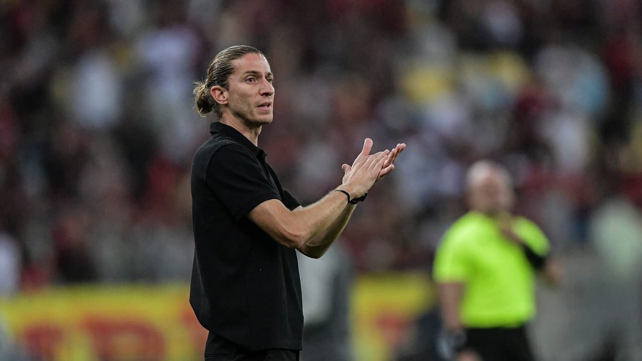 FUTURO INCERTO? Futuro incerto para Filipe Luís no Flamengo após declaração sobre títulos.