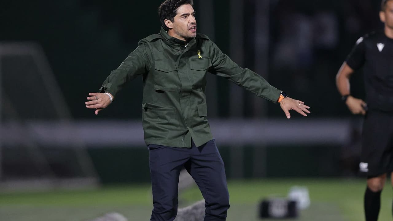 Torcedores do Palmeiras criticam escalação de Abel Ferreira antes de jogo importante