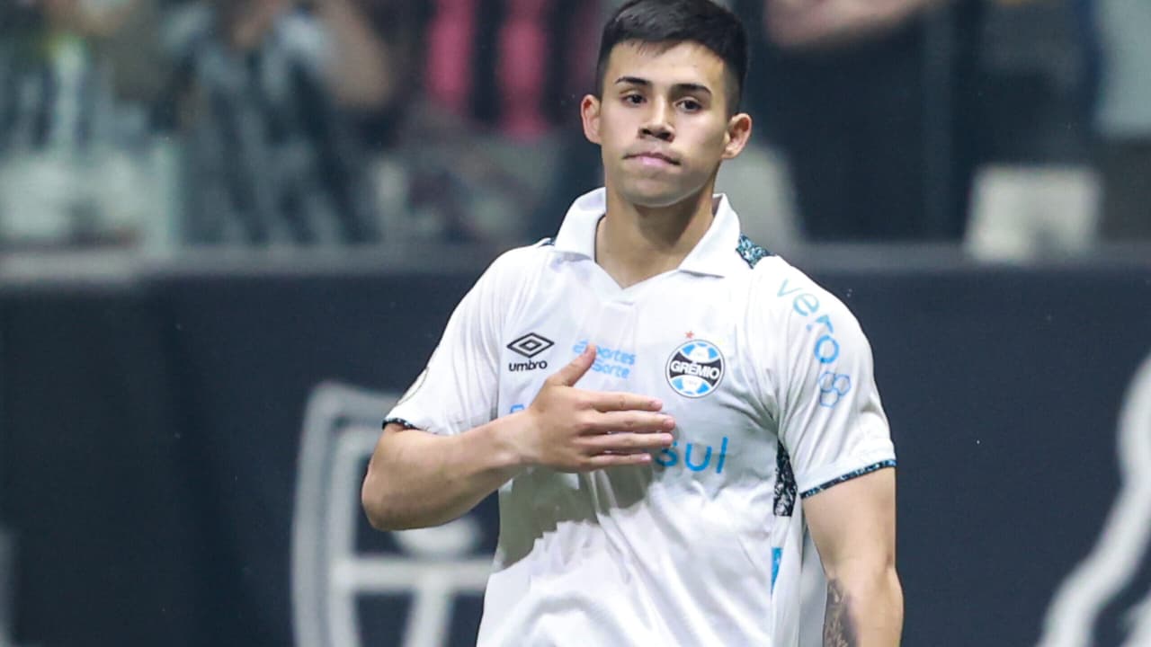 Aravena, do Grêmio, surpreende ao ser convocado pela seleção chilena