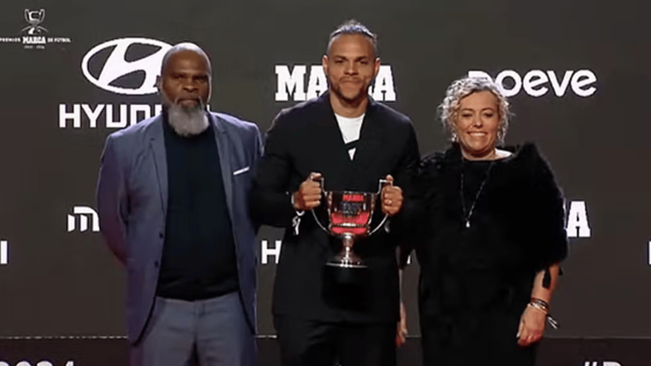 Braithwaite recebe prêmio na Espanha durante folga do Grêmio