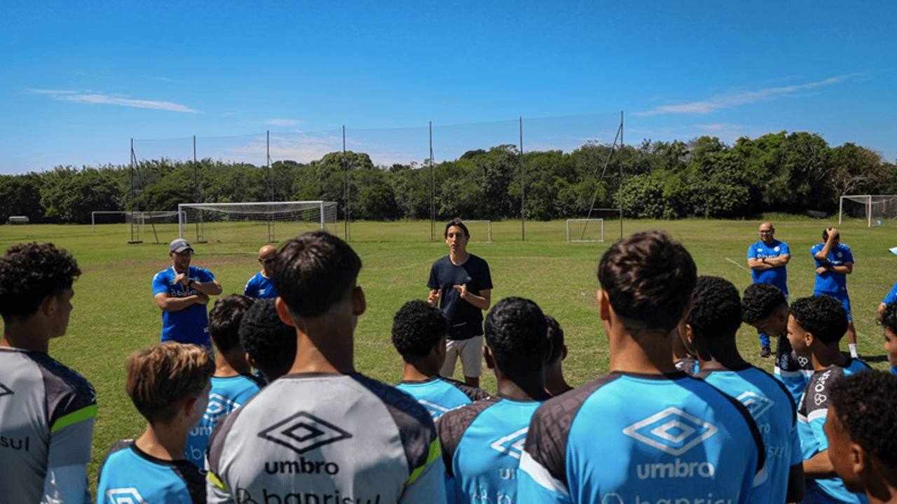 Geromel conversa com jovens talentos da base do Grêmio no CFT Hélio Dourado