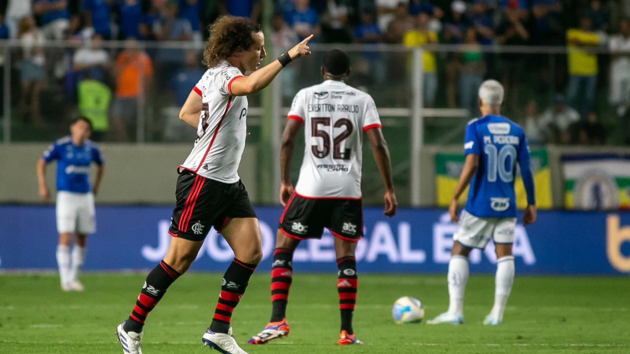 Detalhes do Gol do Flamengo: Estratégia de David Luiz e reação de Diniz.
