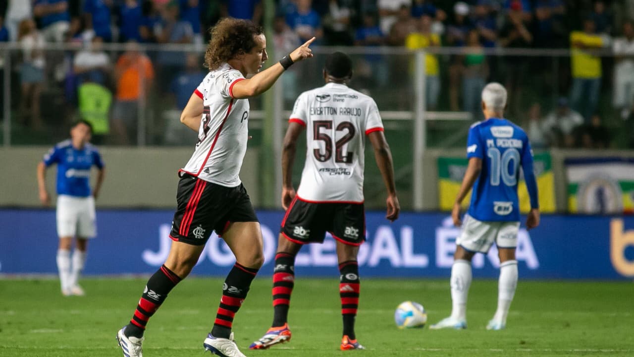 David Luiz marca gol de falta decisivo e enlouquece torcedores do Flamengo