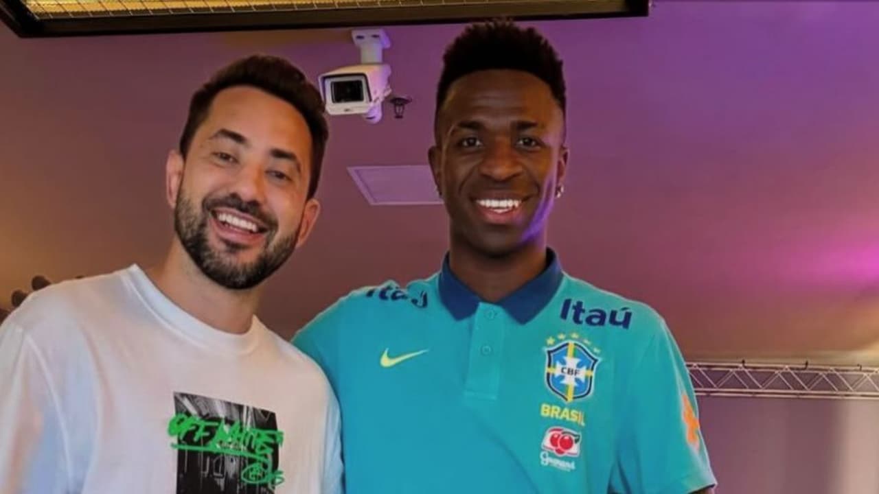 Everton Ribeiro visita hotel da seleção e reencontra ex-colegas do Flamengo.