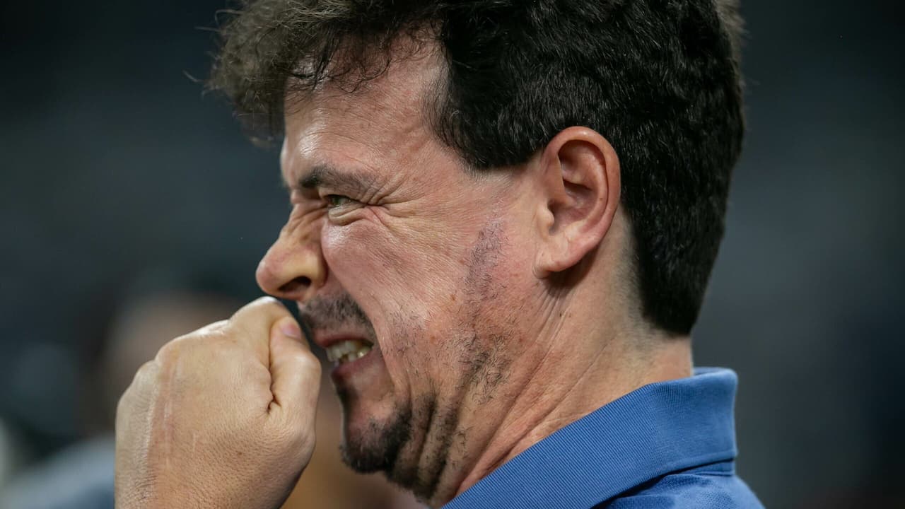 Cruzeiro enfrenta desafio contra o Flamengo, adversário complicado para Fernando Diniz.