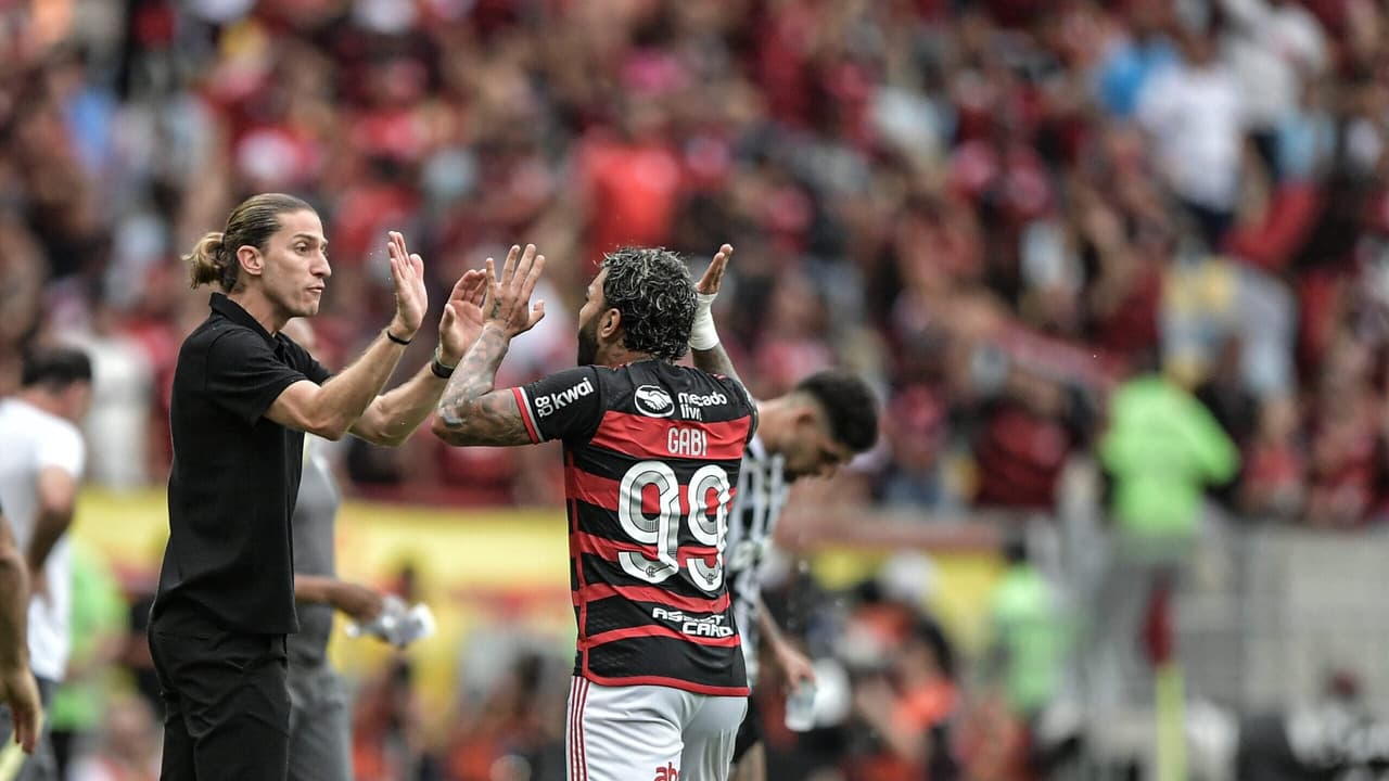 Filipe Luís aborda afastamento de Gabigol e comenta situação no Flamengo