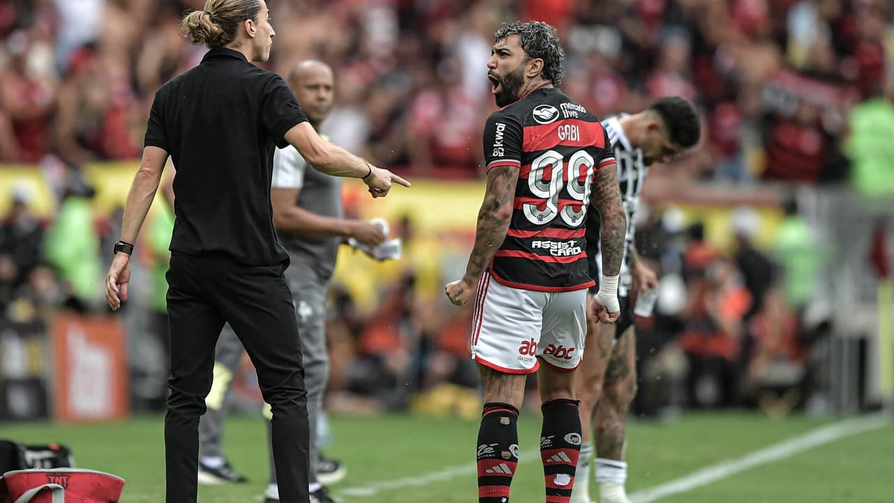 Filipe Luís analisa desempenho do Flamengo e comenta briga com Gabigol