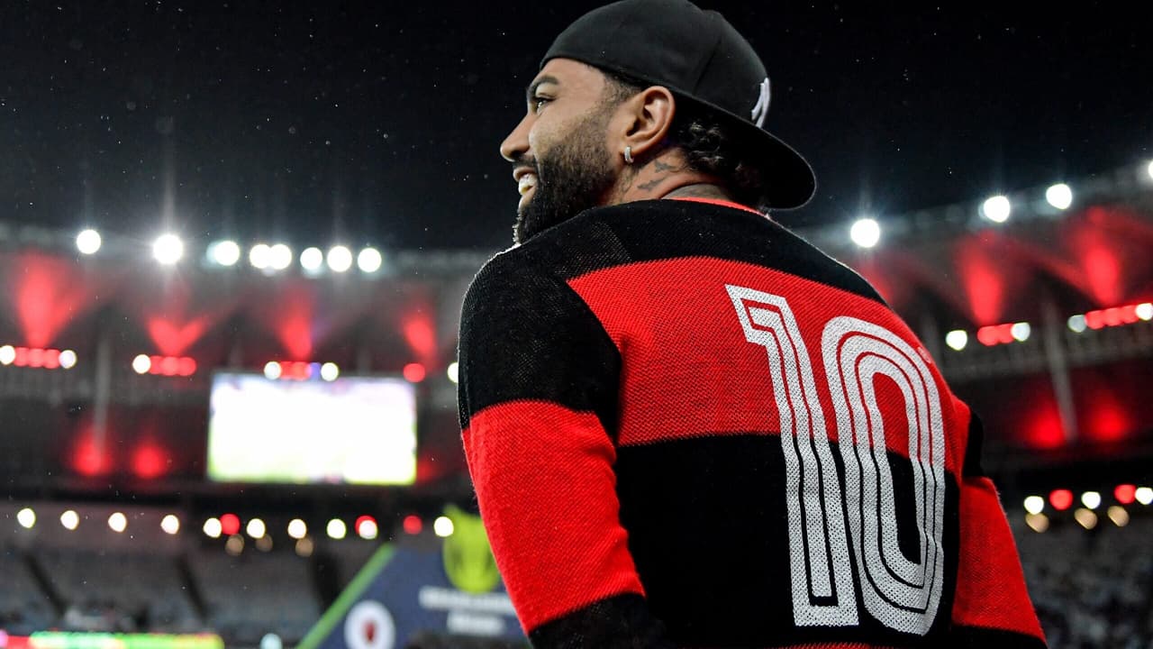 Gabigol lança camisa 10 retrô em jogo do Flamengo contra Atlético-MG.