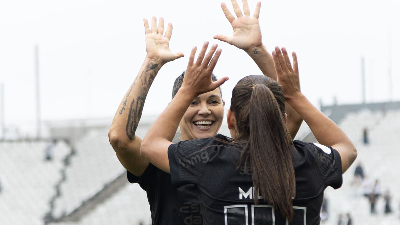 Corinthians domina Palmeiras e lidera final do Paulistão Feminino.
