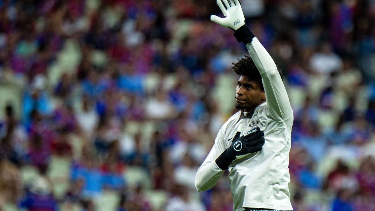 Web se surpreende com assistência de Hugo Souza para gol do Vitória contra Corinthians.