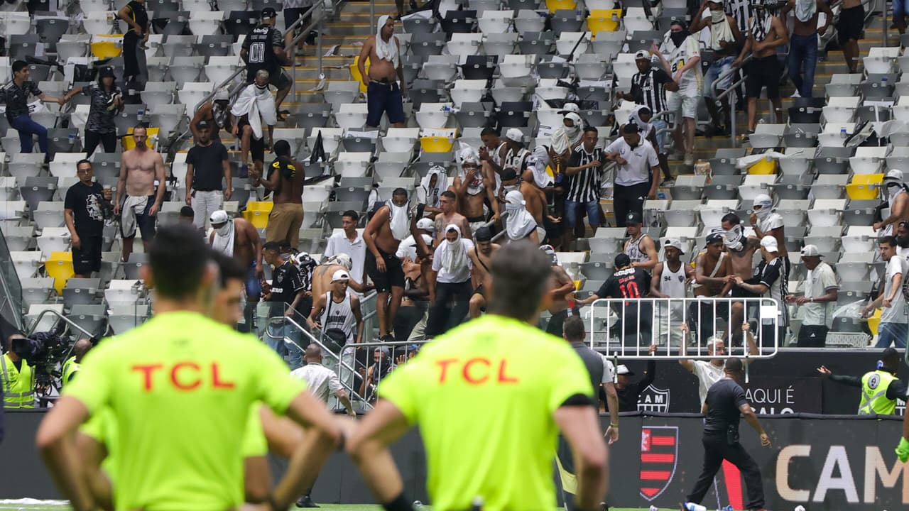 Claus relata tumulto e bombas em jogo entre Atlético-MG e Flamengo.