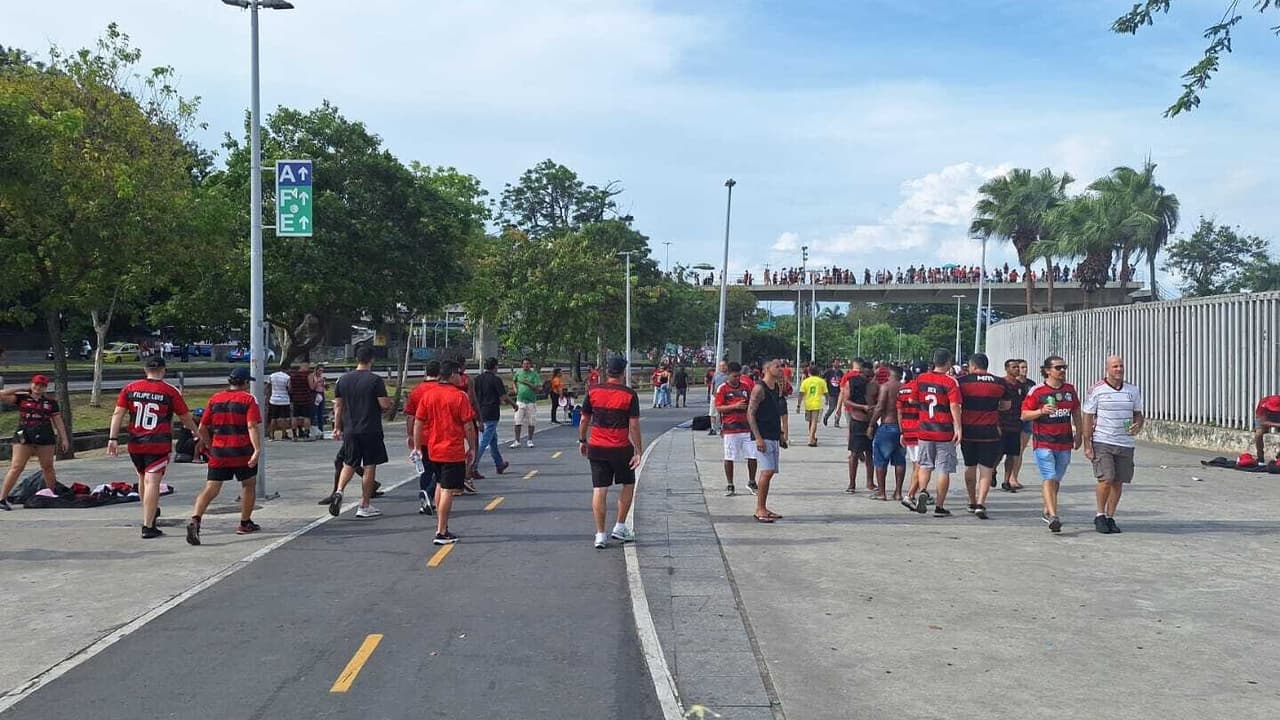 Chegadas de Flamengo e Atlético-MG ao Maracanã para decisão emocionante.