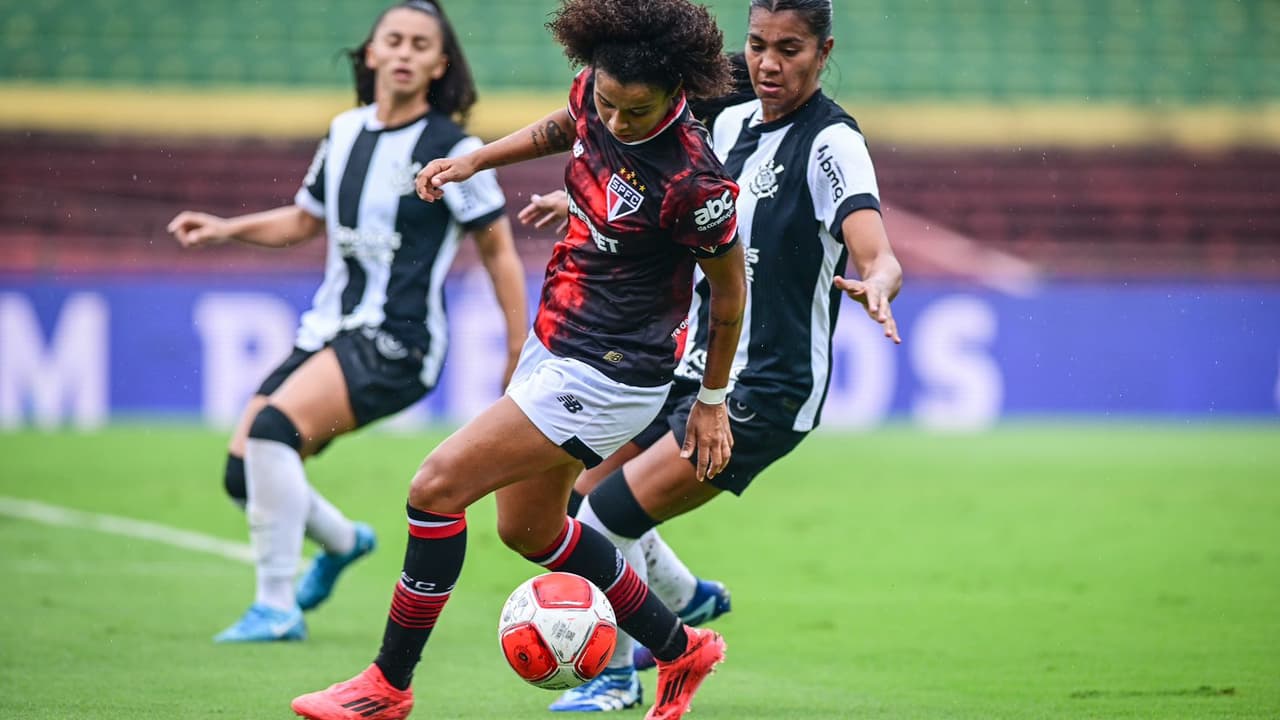 Corinthians vence São Paulo e assume liderança na semi do Paulistão Feminino.