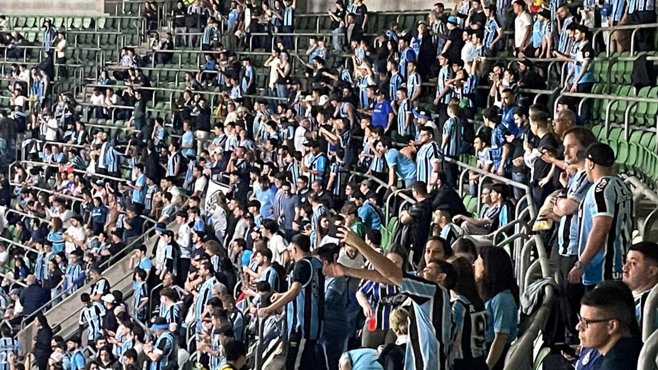Desrespeito de rivais do Grêmio sobre enchentes é relatado pela torcida.