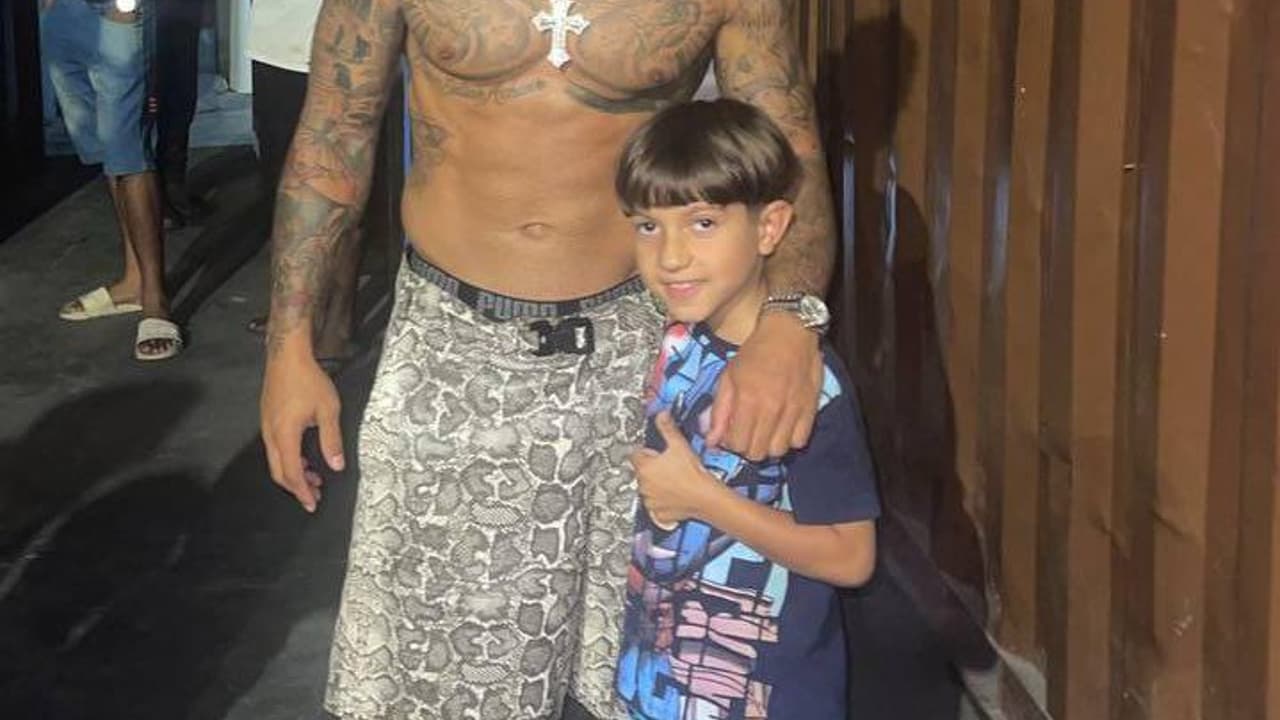 NO MEIO DO POVÃO! Memphis curte festa em comunidade na folga do Corinthians