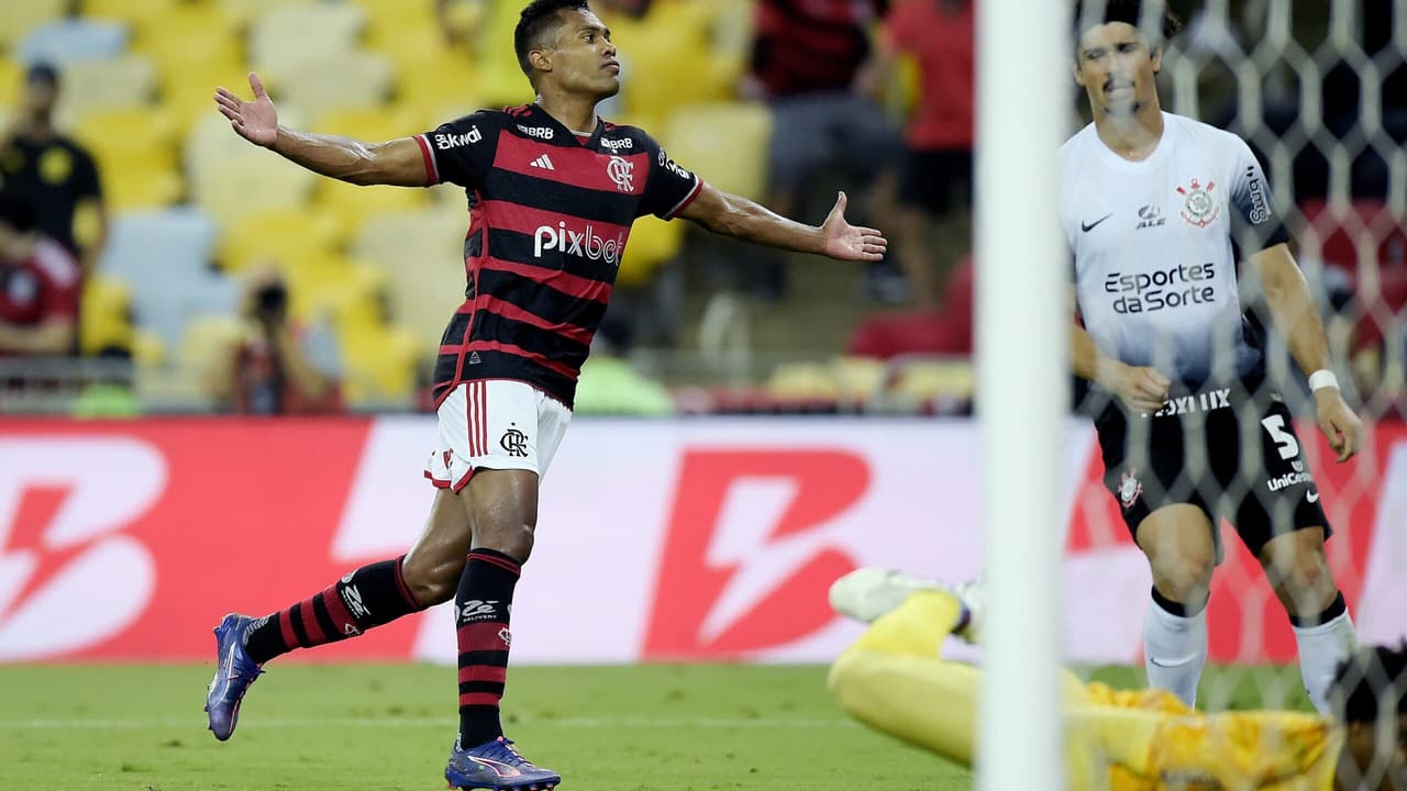 Retorno de Alex Sandro e David Luiz fortalece grupo do Flamengo
