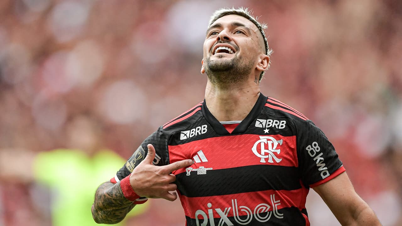 Torcedores flamenguistas exaltam Arrascaeta como destaque em vitória sobre Atlético-MG.