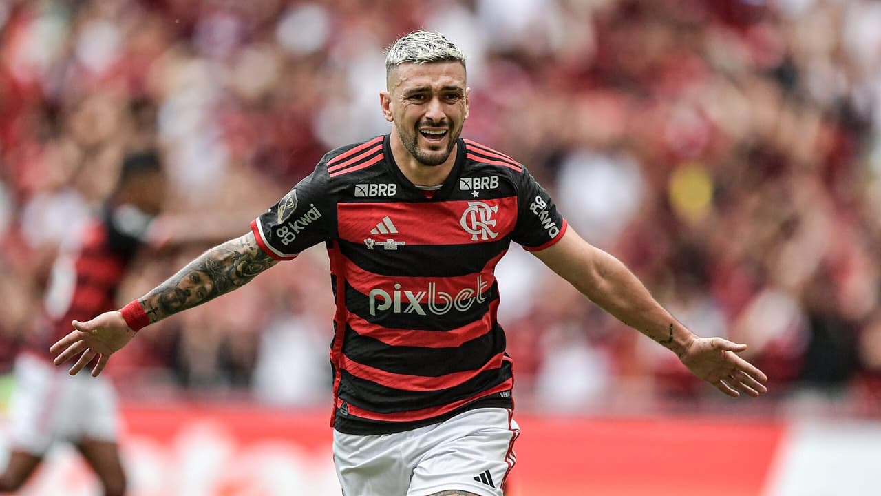 Arrascaeta passa por cirurgia no joelho direito do Flamengo