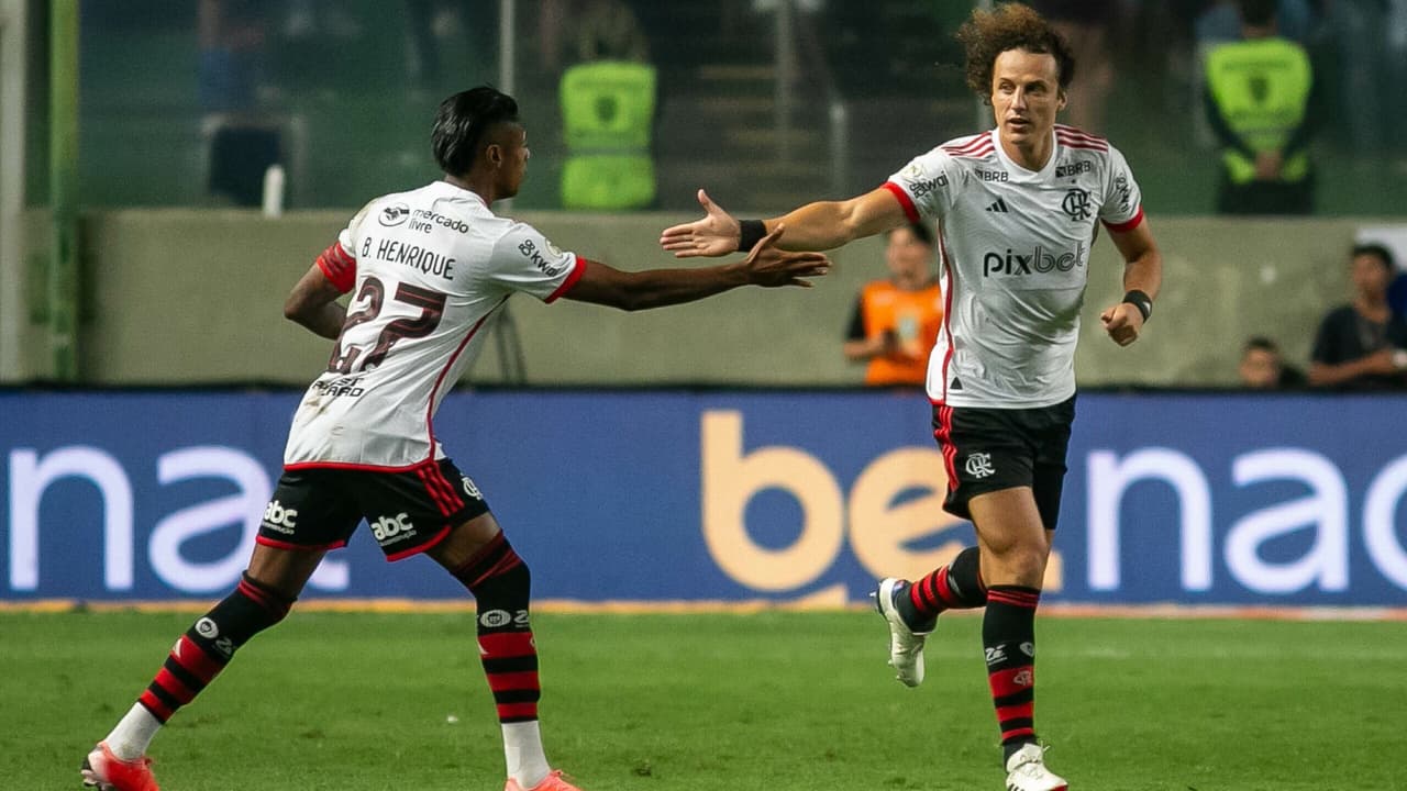 Filipe Luís elogia desempenho e liderança de David Luiz no campo.