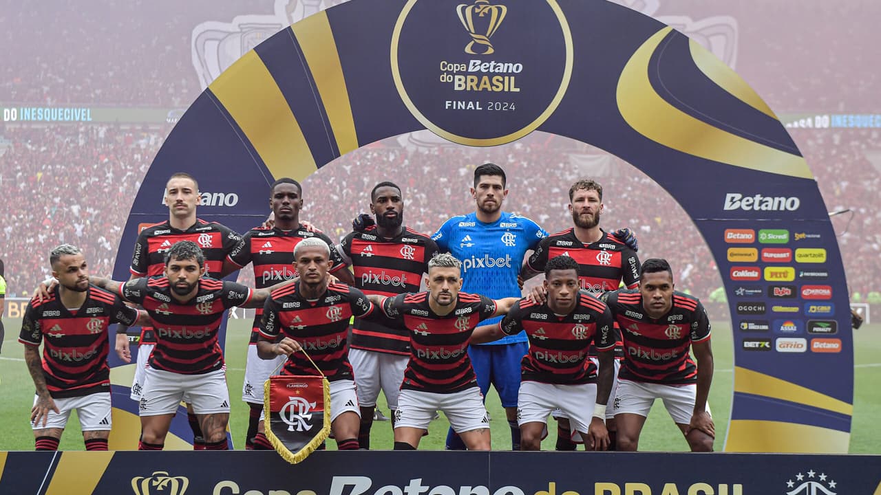 Jogador do Flamengo assume namoro e ex o acusa de infidelidade.