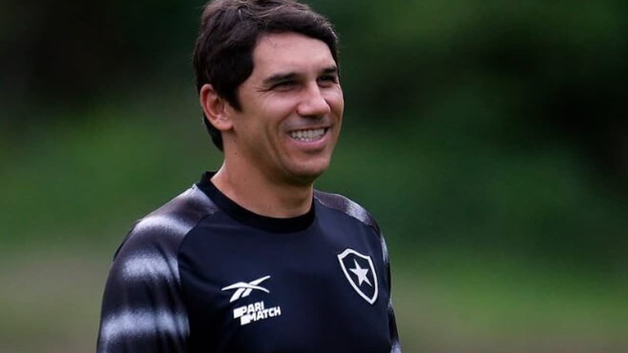 Ex-jogador do Botafogo Lúcio Flávio é anunciado como novo técnico do clube