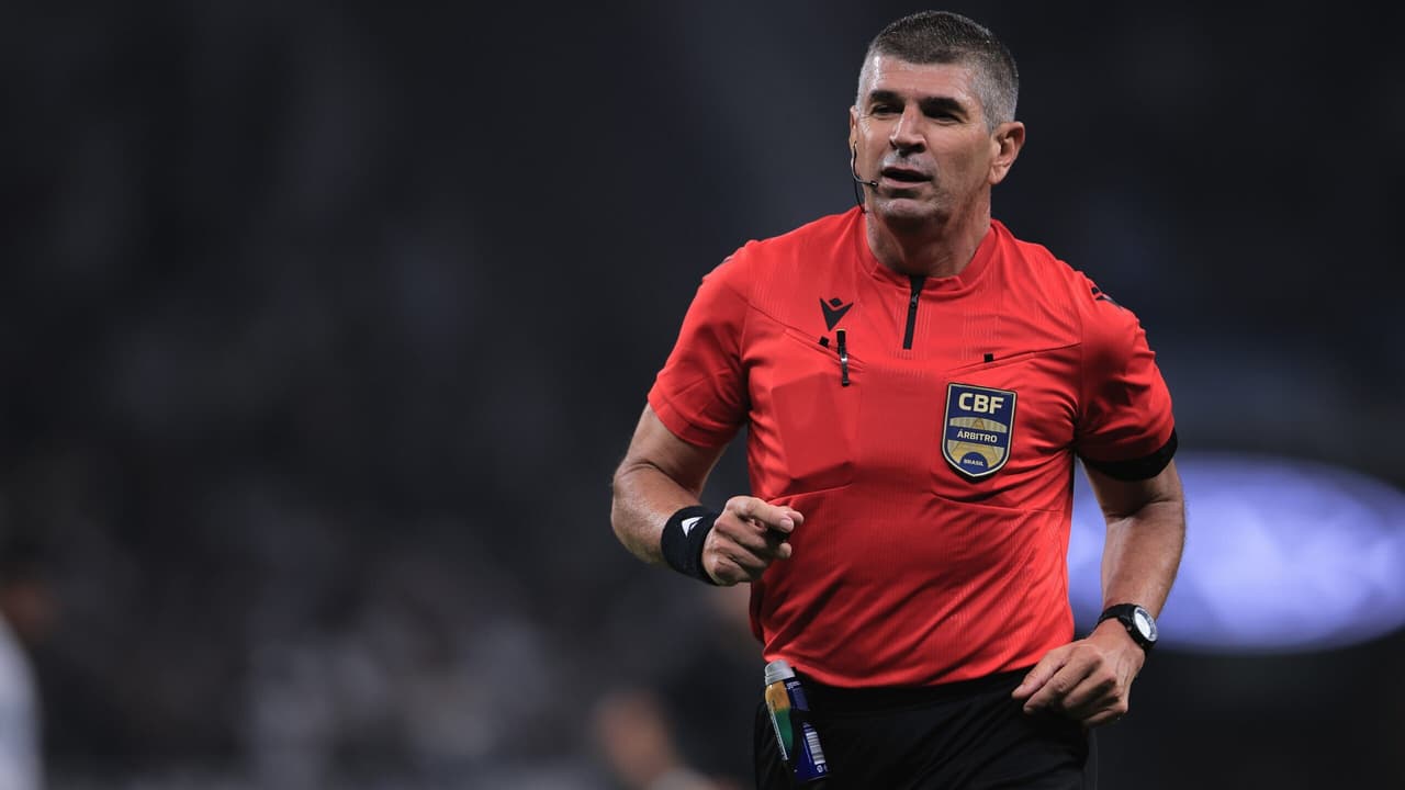 LANCE PARECIDO! Erro de arbitragem em Palmeiras x Grêmio é comparado a possível expulsão em jogo do Corinthians