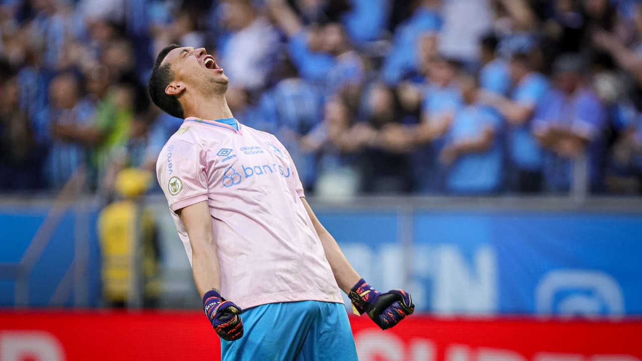 Marchesín defende pênalti e torcedores do Grêmio enlouquecem: ‘Campeão’